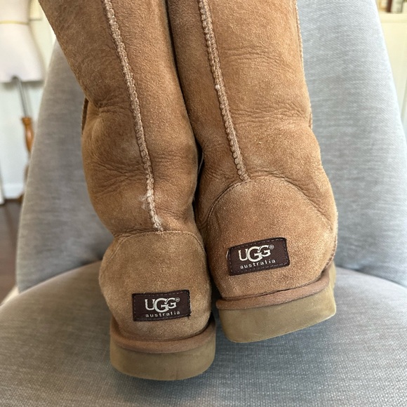 Ugg Classic Shearling Lined Boot in good used condition - Picture 4 of 13